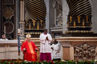 Vatikan Şehri - 30 Nisan 2025: Vatikan 'daki Aziz Peter Bazilikası' nda Kardinal Leonardo Sandri başkanlığındaki Papalık Şapeli 'nde ayin.