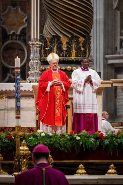 Vatikan Şehri - 30 Nisan 2025: Vatikan 'daki Aziz Peter Bazilikası' nda Kardinal Leonardo Sandri başkanlığındaki Papalık Şapeli 'nde ayin.