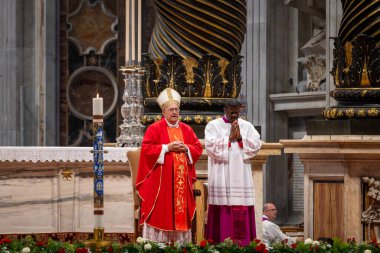 Vatikan Şehri - 30 Nisan 2025: Vatikan 'daki Aziz Peter Bazilikası' nda Kardinal Leonardo Sandri başkanlığındaki Papalık Şapeli 'nde ayin.