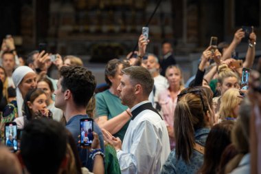 Vatikan Şehri - 30 Nisan 2025: St. Peter Bazilikası 'ndaki Novendiali' nin beşinci gününde sahneyi cep telefonlarıyla çeken bir rahip,.