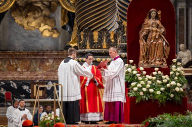 Vatikan Şehri - 30 Nisan 2025: Vatikan 'daki Aziz Peter Bazilikası' nda Kardinal Leonardo Sandri başkanlığındaki Papalık Şapeli 'nde ayin.