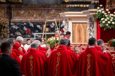 Vatikan Şehri - 30 Nisan 2025: Vatikan 'daki Aziz Peter Bazilikası' nda Kardinal Leonardo Sandri başkanlığındaki Papalık Şapeli 'nde ayin.