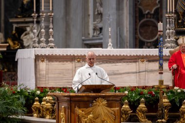 Vatikan Şehri - 30 Nisan 2025: Vatikan 'daki Aziz Peter Bazilikası' nda Kardinal Leonardo Sandri başkanlığındaki Papalık Şapeli 'nde ayin.