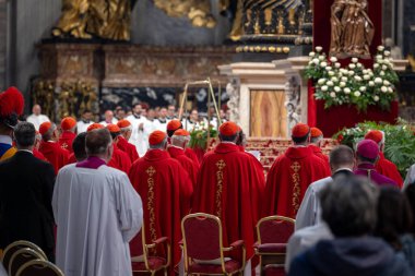 Vatikan Şehri - 30 Nisan 2025: Vatikan 'daki Aziz Peter Bazilikası' nda Kardinal Leonardo Sandri başkanlığındaki Papalık Şapeli 'nde ayin.