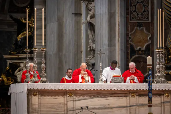 Vatikan Şehri - 30 Nisan 2025: Vatikan 'daki Aziz Peter Bazilikası' nda Kardinal Leonardo Sandri başkanlığındaki Papalık Şapeli 'nde ayin.