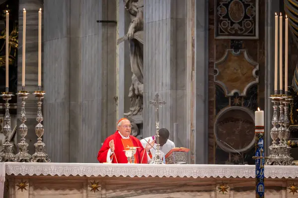 Vatikan Şehri - 30 Nisan 2025: Vatikan 'daki Aziz Peter Bazilikası' nda Kardinal Leonardo Sandri başkanlığındaki Papalık Şapeli 'nde ayin.