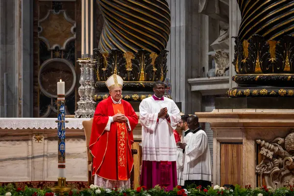 Vatikan Şehri - 30 Nisan 2025: Vatikan 'daki Aziz Peter Bazilikası' nda Kardinal Leonardo Sandri başkanlığındaki Papalık Şapeli 'nde ayin.