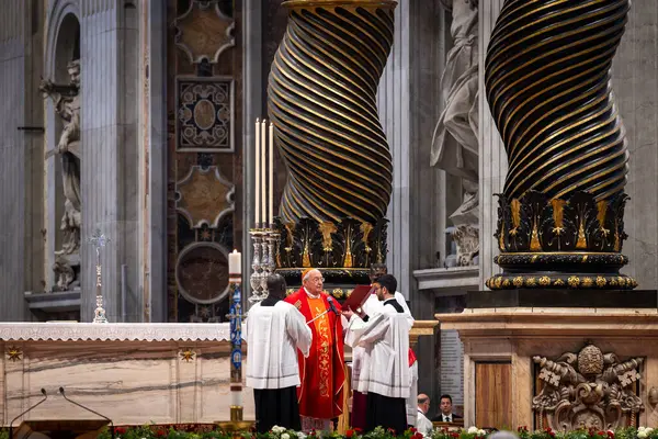 Vatikan Şehri - 30 Nisan 2025: Vatikan 'daki Aziz Peter Bazilikası' nda Kardinal Leonardo Sandri başkanlığındaki Papalık Şapeli 'nde ayin.