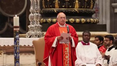 Vatikan Şehri - 30 Nisan 2025: Vatikan 'daki Aziz Peter Bazilikası' nda Kardinal Leonardo Sandri başkanlığındaki Papalık Şapeli 'nde ayin.
