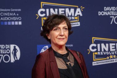 Roma, İtalya - 7 Mayıs 2025: Bir konuk, 70. David Di Donatello Cinecitta Stüdyoları 'ndaki kırmızı halıya katılıyor..