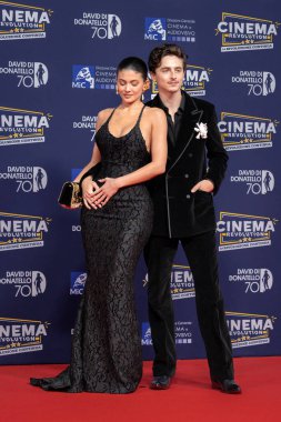 Roma, İtalya - 7 Mayıs 2025: Timothee Chalamet ve Kylie Jenner, 70. David Di Donatello Cinecitta Stüdyoları 'ndaki kırmızı halıya katıldılar..