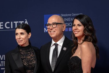 Roma, İtalya - 7 Mayıs 2025: Geppi Cucciari, Ferzan Özpetek ve Giorgia, 70. David Di Donatello Cinecitta Stüdyoları 'ndaki kırmızı halıya katıldılar..