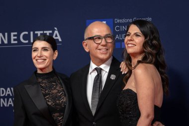 Roma, İtalya - 7 Mayıs 2025: Geppi Cucciari, Ferzan Özpetek ve Giorgia, 70. David Di Donatello Cinecitta Stüdyoları 'ndaki kırmızı halıya katıldılar..