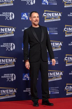 Roma, İtalya - 7 Mayıs 2025: En iyi başrol oyuncusu ödülü sahibi Elio Germano, 7 Mayıs 2025 tarihinde İtalya 'nın başkenti Roma' da bulunan Cinecitta Stüdyoları 'nda David di Donatello' nun 70..