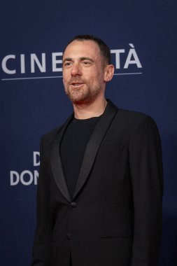 Roma, İtalya - 7 Mayıs 2025: En iyi başrol oyuncusu ödülü sahibi Elio Germano, 7 Mayıs 2025 tarihinde İtalya 'nın başkenti Roma' da bulunan Cinecitta Stüdyoları 'nda David di Donatello' nun 70..