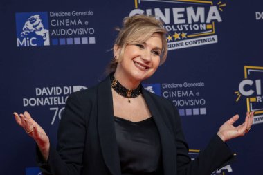 Roma, İtalya - 7 Mayıs 2025: Serena Bortone, 70. David Di Donatello Cinecitta Stüdyoları 'nda 7 Mayıs 2025' te Roma, İtalya 'da kırmızı halıya katıldı..