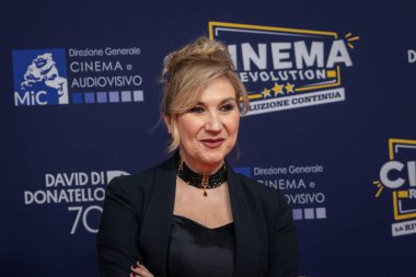 Roma, İtalya - 7 Mayıs 2025: Serena Bortone, 70. David Di Donatello Cinecitta Stüdyoları 'nda 7 Mayıs 2025' te Roma, İtalya 'da kırmızı halıya katıldı..
