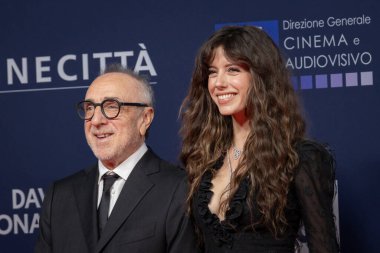 Roma, İtalya - 7 Mayıs 2025: Silvio Orlando ve Celeste Dalla Porta, 70. David Di Donatello Cinecitta Stüdyoları 'ndaki kırmızı halıya katıldılar..