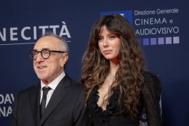 Roma, İtalya - 7 Mayıs 2025: Silvio Orlando ve Celeste Dalla Porta, 70. David Di Donatello Cinecitta Stüdyoları 'ndaki kırmızı halıya katıldılar..