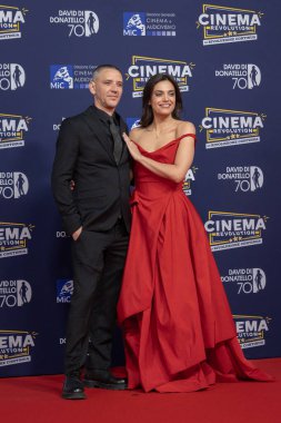 Roma, İtalya - 7 Mayıs 2025: Davide Pavanello ve Margherita Vicario, 70. David Di Donatello Cinecitta Stüdyoları 'ndaki kırmızı halıya katıldılar..