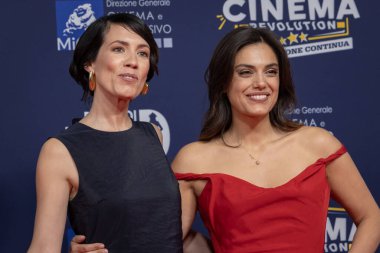 Roma, İtalya - 7 Mayıs 2025: Anita Rivaroli ve Margherita Vicario, 70. David Di Donatello Cinecitta Stüdyoları 'ndaki kırmızı halıya katıldılar..