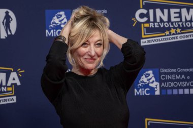 Roma, İtalya - 7 Mayıs 2025: Valeria Bruni Tedeschi, 70. David Di Donatello Cinecitta Stüdyoları 'ndaki kırmızı halıya katılıyor..
