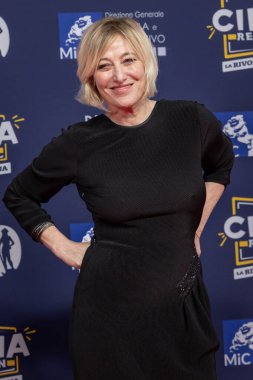 Roma, İtalya - 7 Mayıs 2025: Valeria Bruni Tedeschi, 70. David Di Donatello Cinecitta Stüdyoları 'ndaki kırmızı halıya katılıyor..