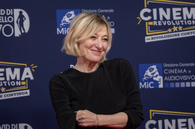 Roma, İtalya - 7 Mayıs 2025: Valeria Bruni Tedeschi, 70. David Di Donatello Cinecitta Stüdyoları 'ndaki kırmızı halıya katılıyor..