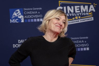 Roma, İtalya - 7 Mayıs 2025: Valeria Bruni Tedeschi, 70. David Di Donatello Cinecitta Stüdyoları 'ndaki kırmızı halıya katılıyor..