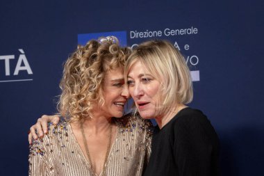 Roma, İtalya - 7 Mayıs 2025: Valeria Golino ve Valeria Bruni Tedeschi, 70. David Di Donatello Cinecitta Stüdyoları 'ndaki kırmızı halıya katıldılar..