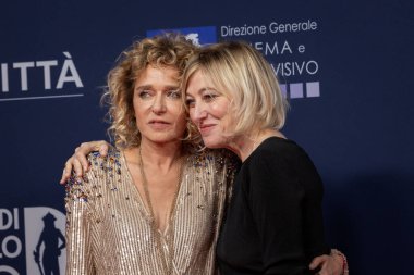 Roma, İtalya - 7 Mayıs 2025: Valeria Golino ve Valeria Bruni Tedeschi, 70. David Di Donatello Cinecitta Stüdyoları 'ndaki kırmızı halıya katıldılar..