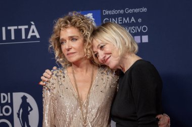 Roma, İtalya - 7 Mayıs 2025: Valeria Golino ve Valeria Bruni Tedeschi, 70. David Di Donatello Cinecitta Stüdyoları 'ndaki kırmızı halıya katıldılar..