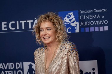 Roma, İtalya - 7 Mayıs 2025: Valeria Golino, 70. David Di Donatello Cinecitta Stüdyoları 'nda 7 Mayıs 2025' te İtalya 'nın başkenti Roma' da kırmızı halıya katıldı..