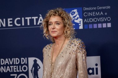 Roma, İtalya - 7 Mayıs 2025: Valeria Golino, 70. David Di Donatello Cinecitta Stüdyoları 'nda 7 Mayıs 2025' te İtalya 'nın başkenti Roma' da kırmızı halıya katıldı..