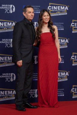 Roma, İtalya - 7 Mayıs 2025: Sean Baker ve Samantha Quan, 70. David Di Donatello Cinecitta Stüdyoları 'ndaki kırmızı halıya katıldılar..