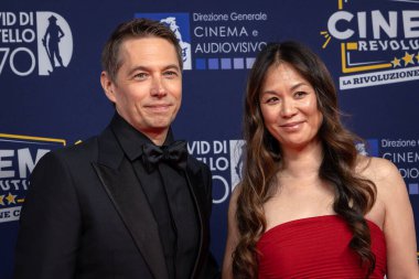 Roma, İtalya - 7 Mayıs 2025: Sean Baker ve Samantha Quan, 70. David Di Donatello Cinecitta Stüdyoları 'ndaki kırmızı halıya katıldılar..