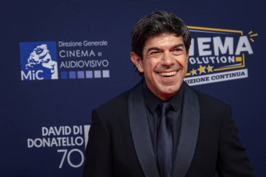 Roma, İtalya - 7 Mayıs 2025: Pierfrancesco Favino, 70. David Di Donatello Cinecitta Stüdyoları sırasında 7 Mayıs 2025 'te İtalya' nın başkenti Roma 'da kırmızı halıya katıldı..