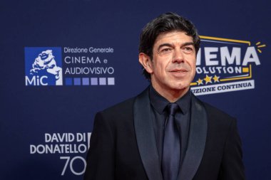Roma, İtalya - 7 Mayıs 2025: Pierfrancesco Favino, 70. David Di Donatello Cinecitta Stüdyoları sırasında 7 Mayıs 2025 'te İtalya' nın başkenti Roma 'da kırmızı halıya katıldı..