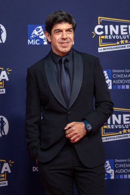 Roma, İtalya - 7 Mayıs 2025: Pierfrancesco Favino, 70. David Di Donatello Cinecitta Stüdyoları sırasında 7 Mayıs 2025 'te İtalya' nın başkenti Roma 'da kırmızı halıya katıldı..