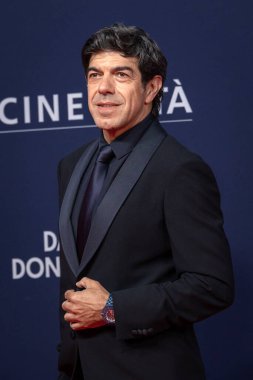 Roma, İtalya - 7 Mayıs 2025: Pierfrancesco Favino, 70. David Di Donatello Cinecitta Stüdyoları sırasında 7 Mayıs 2025 'te İtalya' nın başkenti Roma 'da kırmızı halıya katıldı..