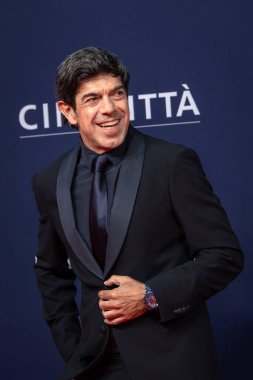 Roma, İtalya - 7 Mayıs 2025: Pierfrancesco Favino, 70. David Di Donatello Cinecitta Stüdyoları sırasında 7 Mayıs 2025 'te İtalya' nın başkenti Roma 'da kırmızı halıya katıldı..