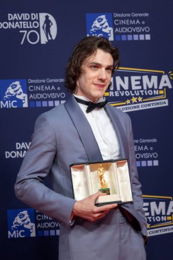 Roma, İtalya - 7 Mayıs 2025: Matteo Oscar Giuggioli, 70. David Di Donatello Cinecitta Stüdyoları 'ndaki kırmızı halıya katılır.