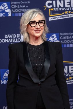 Roma, İtalya - 7 Mayıs 2025: Lunetta Savino, 70. David Di Donatello Cinecitta Stüdyoları sırasında 7 Mayıs 2025 'te İtalya' nın başkenti Roma 'da kırmızı halıya katılır..