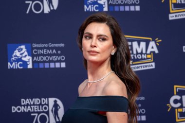 Roma, İtalya - 7 Mayıs 2025: Catrinel Marlon, Cinecitta Stüdyoları 'nda 70. David Di Donatello sırasında kırmızı halı.