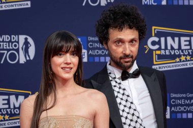 Roma, İtalya - 7 Mayıs 2025: Greta Zuccoli ve Valerio Vigliar, 70. David Di Donatello Cinecitta Stüdyoları 'ndaki kırmızı halıya katıldılar..