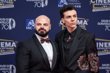 Roma, İtalya - 7 Mayıs 2025: Francesco Gheghi (R) ve bir konuk, 70. David Di Donatello Cinecitta Stüdyoları 'ndaki kırmızı halıya katıldılar..
