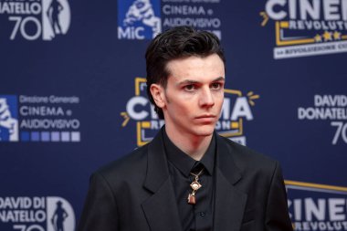 Roma, İtalya - 7 Mayıs 2025: Francesco Gheghi, 70. David Di Donatello Cinecitta Stüdyoları sırasında 7 Mayıs 2025 'te İtalya' nın başkenti Roma 'da kırmızı halıya katıldı..