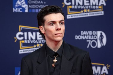 Roma, İtalya - 7 Mayıs 2025: Francesco Gheghi, 70. David Di Donatello Cinecitta Stüdyoları sırasında 7 Mayıs 2025 'te İtalya' nın başkenti Roma 'da kırmızı halıya katıldı..