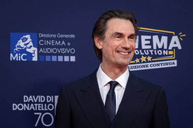 Roma, İtalya - 7 Mayıs 2025: Fabrizio Gifuni, 70. David Di Donatello Cinecitta Stüdyoları sırasında 7 Mayıs 2025 'te İtalya' nın başkenti Roma 'da kırmızı halıya katıldı..