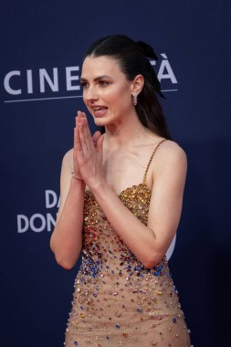 Roma, İtalya - 7 Mayıs 2025: Romana Maggiora Vergano, 70. David Di Donatello Cinecitta Stüdyoları 'ndaki kırmızı halıya katılır..